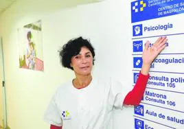 Foto de archivo de una psicóloga mostrando la incorporación de su consulta al directorio del centro de Salud de Maspalomas.