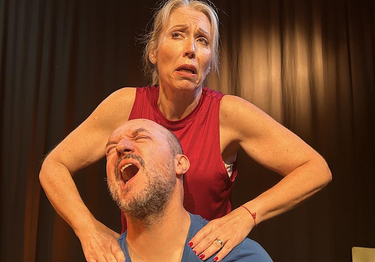 Dos de los actores de 'Un sueño dentro del sueño', durante un ensayo.