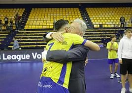 Juan Ruiz, abrazado a Miguel Ángel de Amo, uno de los capitanes del equipo.