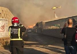 La extinción del incendio de la planta de compostaje se prolongará varios días