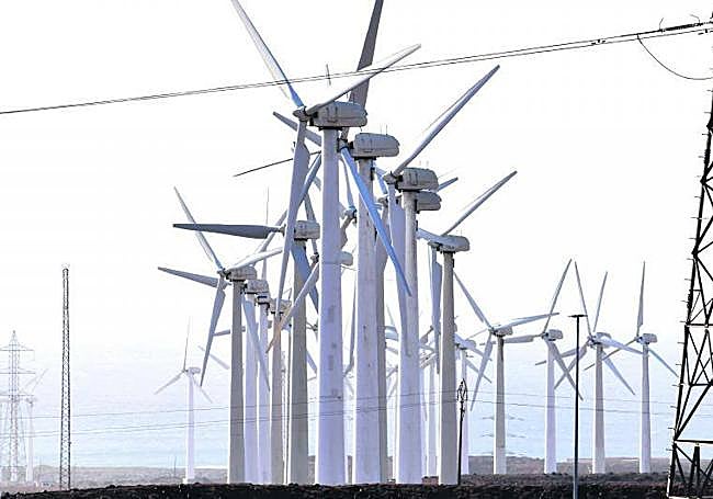 Aerogeneradores en el entorno de la central térmica de Tirajana.