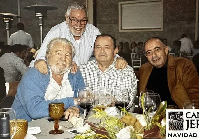 En la fiesta para los empleados de Joselito. De izquierda a derecha: Javier, José y Juan Luis, detrás nuestro colaborador, Mario Hernández Bueno.