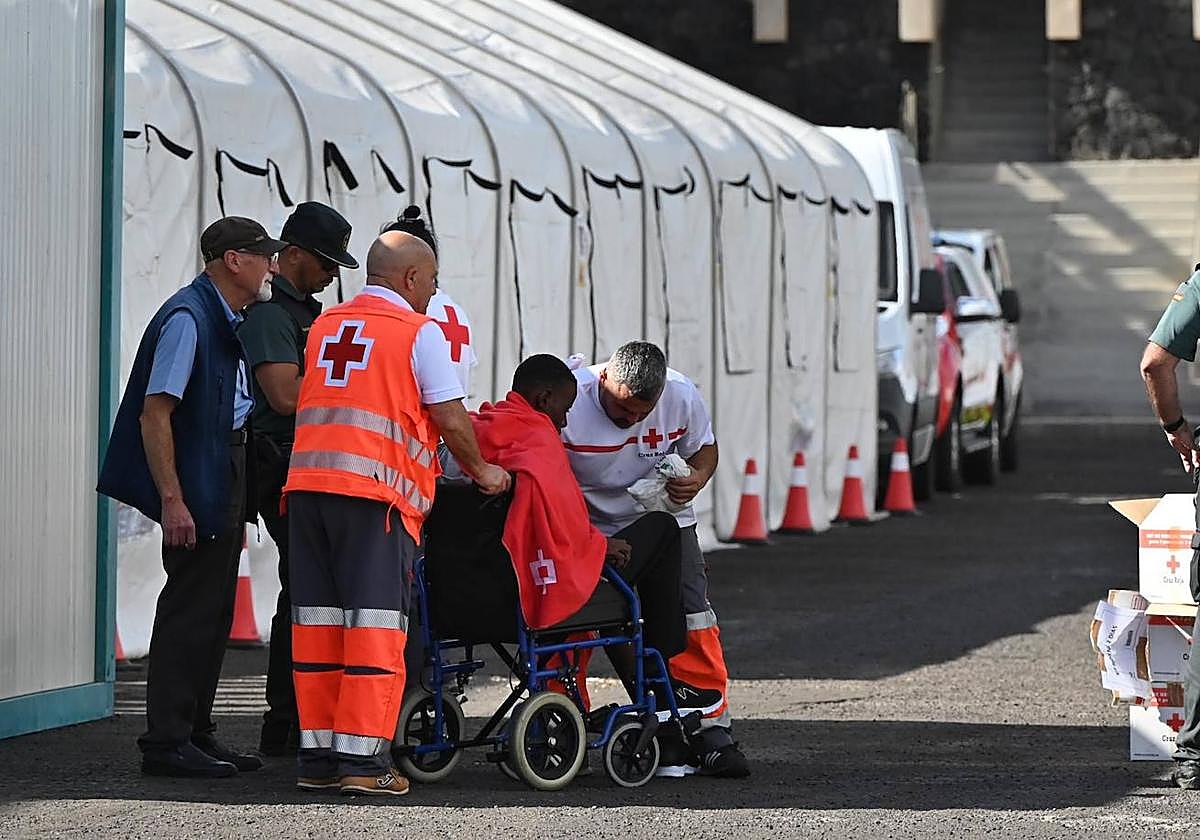 Traslado de migrantes a la isla de El Hierro.