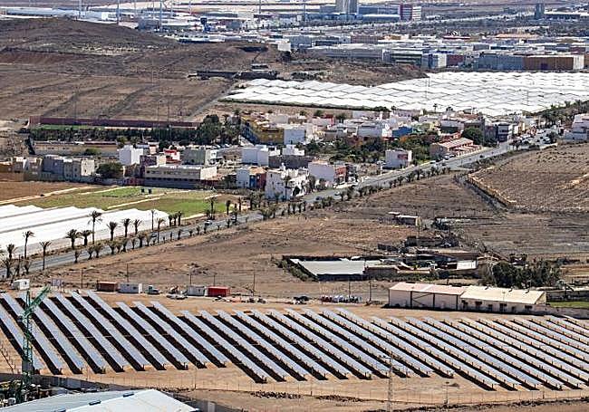 Planta fotrovoltaica operativa en el sureste de la isla.