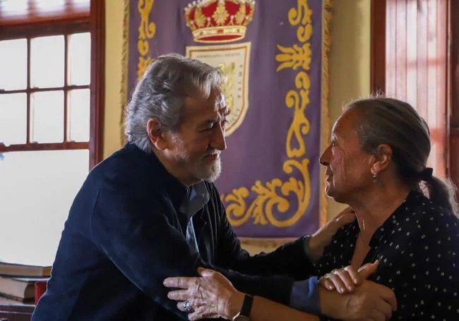 Jordi Savall saluda a la poeta Elsa López, en La Palma.