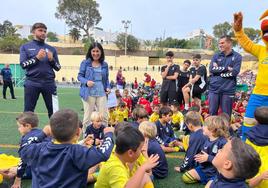 La alcaldesa Carolina Darias, con los niños de las escuelas deportivas.