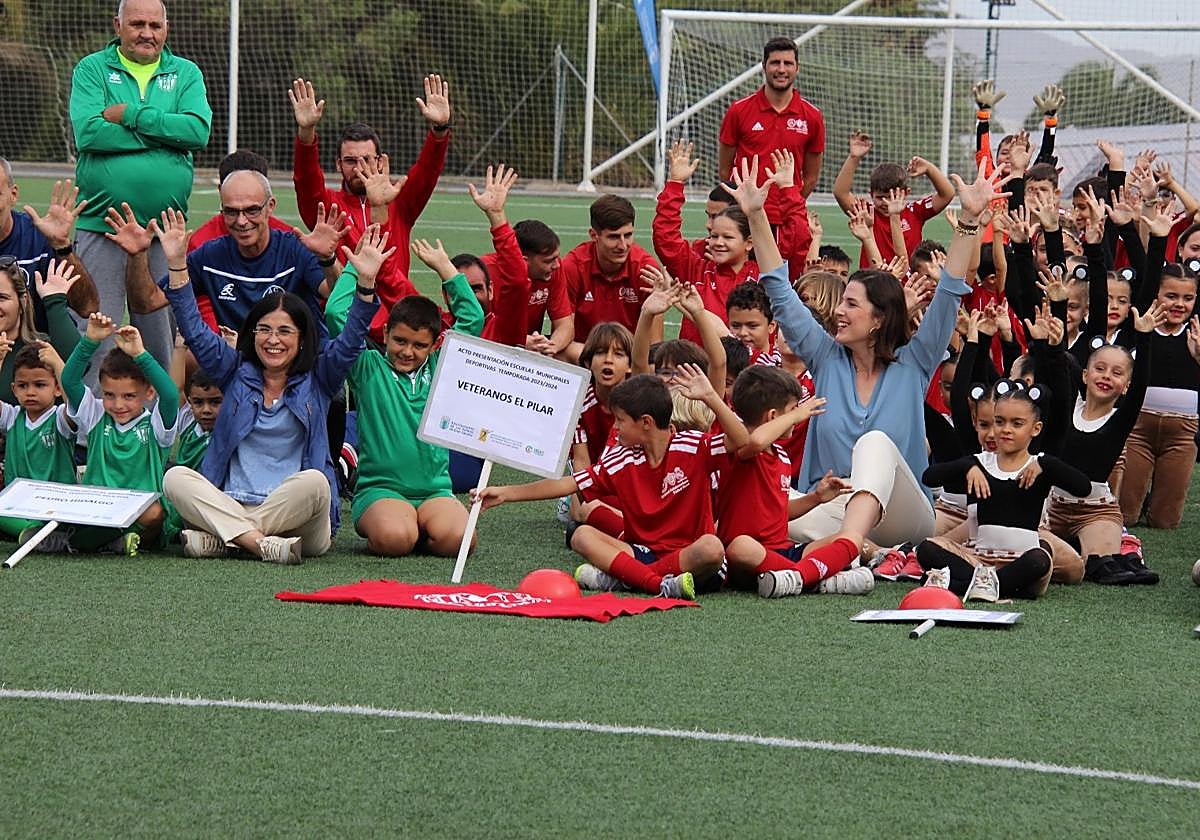 Alcaldesa y concejala, con los pequeños deportistas.