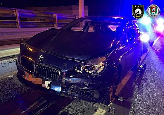 Imagen del vehículo que impactó contra la barrera del túnel.