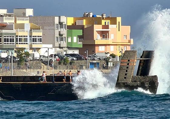Las olas irrumpen en el sur de Gran Canaria.