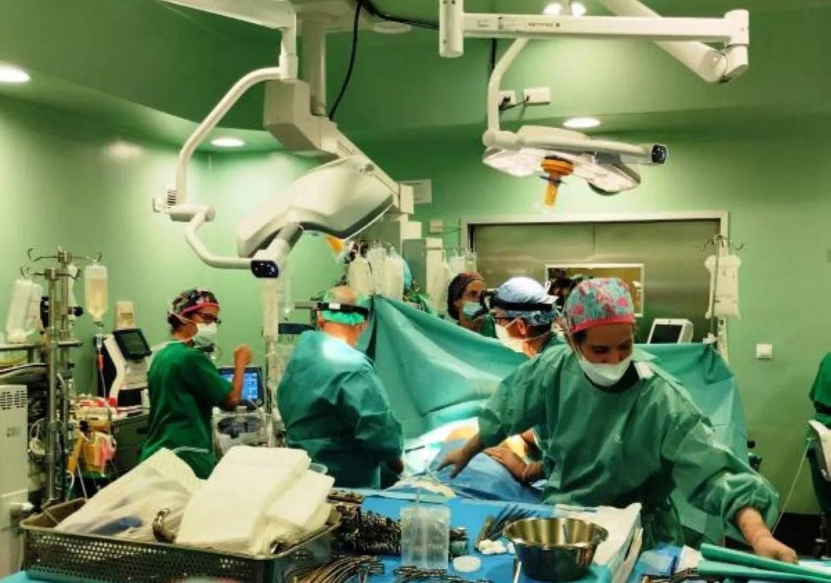 El personal sanitario durante el primer trasplante de pulmón en Canarias.