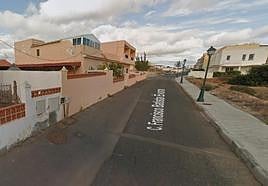 Imagen de la calle Francisco Batista Evora, en el municipio majorero de Antigua, donde se produzco el incendio.