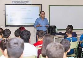 Juan Díaz, consejero de Empleo, dando una charla en un instituto.