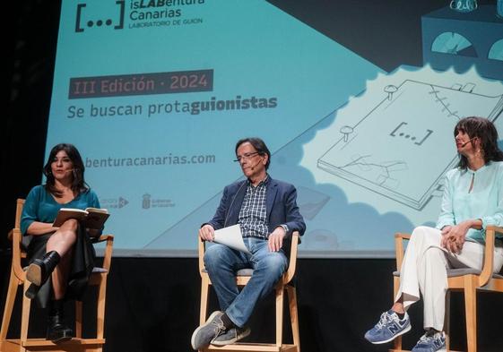 De izquierda a derecha, María José Manso, Cristóbal de la Rosa y Natacha Mora, este martes, en el Teatro Guiniguada.