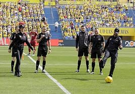 Un momento del saque de honor de dos agentes de la Policía Nacional el pasado sábado.
