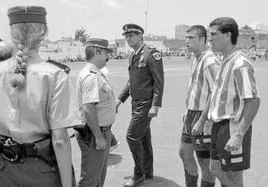 Manuel Domínguez (segundo de derecha a izquierda), con los agentes que pusieron paz al acabar el partido.