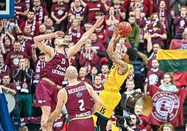 El exterior norteamericano Sylven Landesberg lanza a canasta en el duelo entre el Lietkabelis y el Granca.