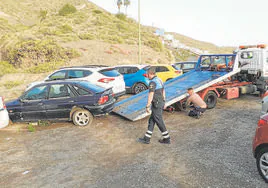 Imagen de una grúa retirando coches abandonados.