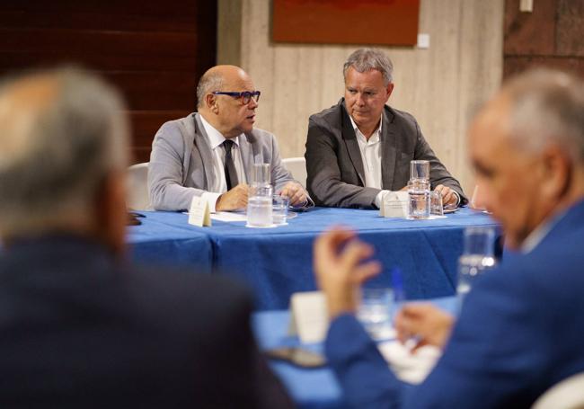 Barragán (CC) y Franquis (PSOE) durante la reunión.