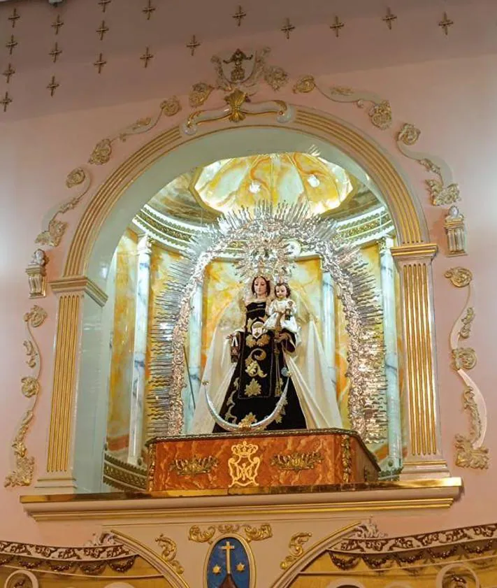 Imagen secundaria 2 - La romería marinera, el logo de la comisión y la Virgen del Carmen sobre su nueva peana.