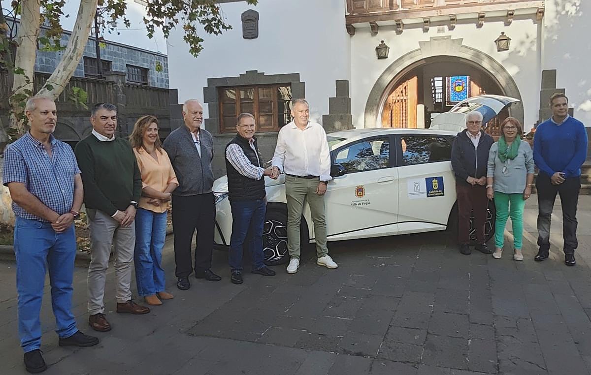 Imagen del acto de entrega de un vehículo eléctrico al Ayuntamiento de Firgas.