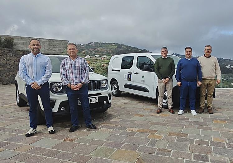 Imagen del acto de entrega al consistorio de Moya.