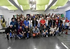 Los vigentes campeones del concurso de murgas adultas del carnaval de Las Palmas de Gran Canaria 2023, posan en su local de ensayo.