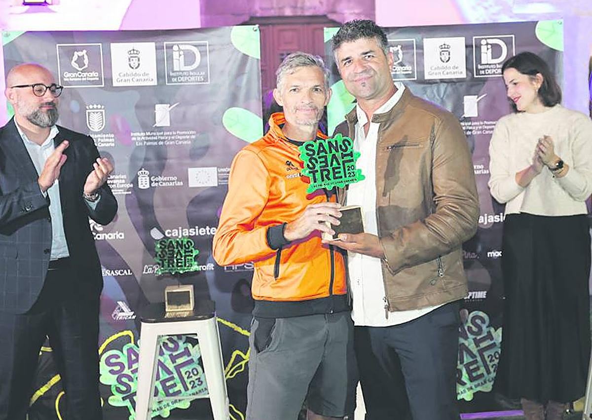 Imagen secundaria 1 - 1.-Los representantes de las cinco ONGs portan los cheques solidarios. 2.-El presidente del CD Tricán y el director ejecutivo de Top Time Eventos muestran uno de los trofeos. 3.- Trofeo conmemorativo que recibió HPS de manos de la organización de la San Silvestre 2023.