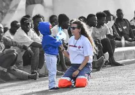 Imagen de archivo de la voluntaria de Cruz Roja Patricia Pla atendiendo a un menor migrante en La Restinga.