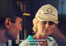 Fotograma de la serie 'The Crown' en la que la actriz Elizabeth Debicki, en la piel de Diana de Gales, luce el nombre de Canarias en una gorra.