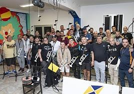 Los de Lomo Apolinario posan en uno de sus últimos ensayos en su local.