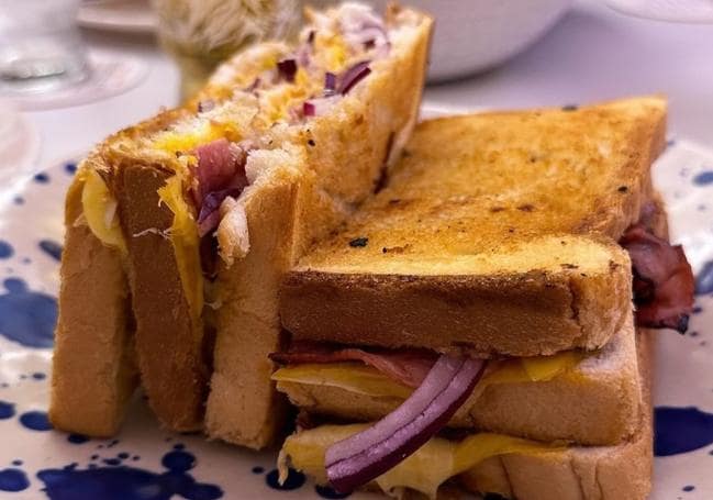 Sándwich de quesos, cebolla y bacon de Platóniko.