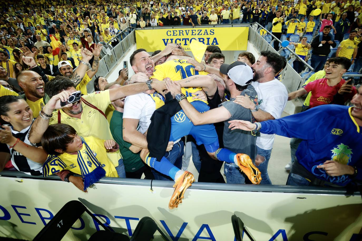 Imagen principal - Secuencia de imágenes contra el Alavés, donde acudieron 31.790 espectadores.