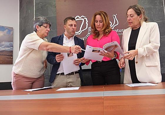 La concejala de Turismo de Pájara, Clementina da Silva, el alcalde Alejandro Jorge, la presidenta Lola García y la consejera insular de área, Marlene Figueroa, en la firma del convenio.