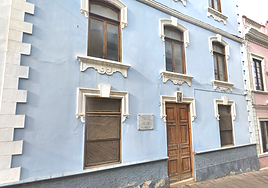Fachada del antiguo colegio de Las Dominicas en Guía.