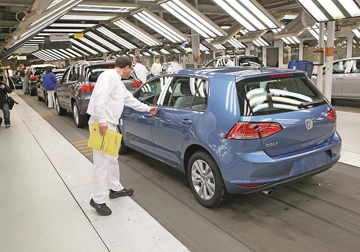 Imagen de una fábrica de automóviles.