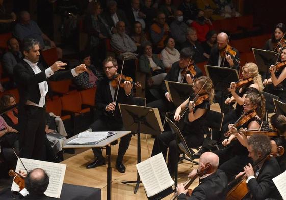 David Afkham, al frente de la Orquesta Nacional de España (ONE), durante el concierto en el Auditorio Alfredo Kraus.