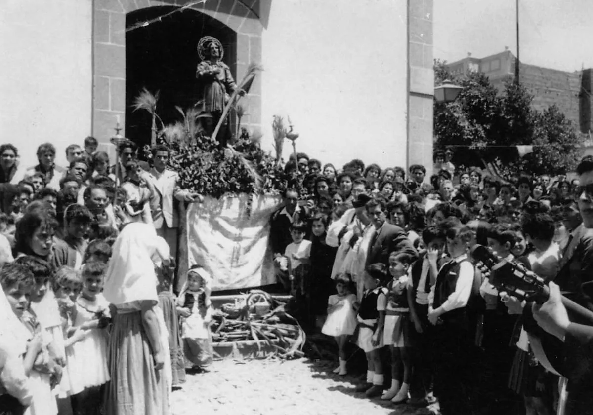 Imagen principal - En la foto superior, fiestas de San Isidro Labrador, en Carrizal, en 1951. Debajo, programa de las fiestas patronales de 1972 y foto con los luchadores El Rabioso y Manuel Ramírez. 