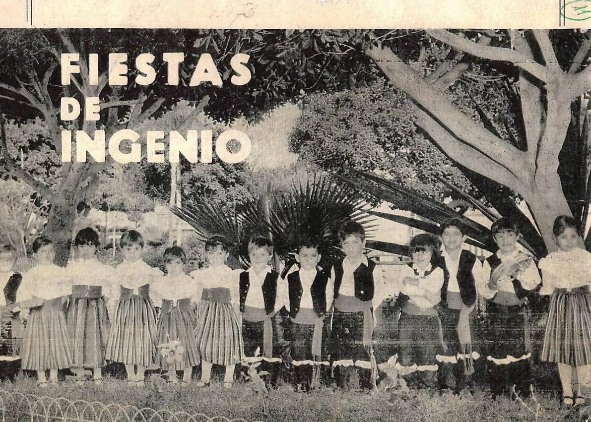 Imagen secundaria 1 - En la foto superior, fiestas de San Isidro Labrador, en Carrizal, en 1951. Debajo, programa de las fiestas patronales de 1972 y foto con los luchadores El Rabioso y Manuel Ramírez. 