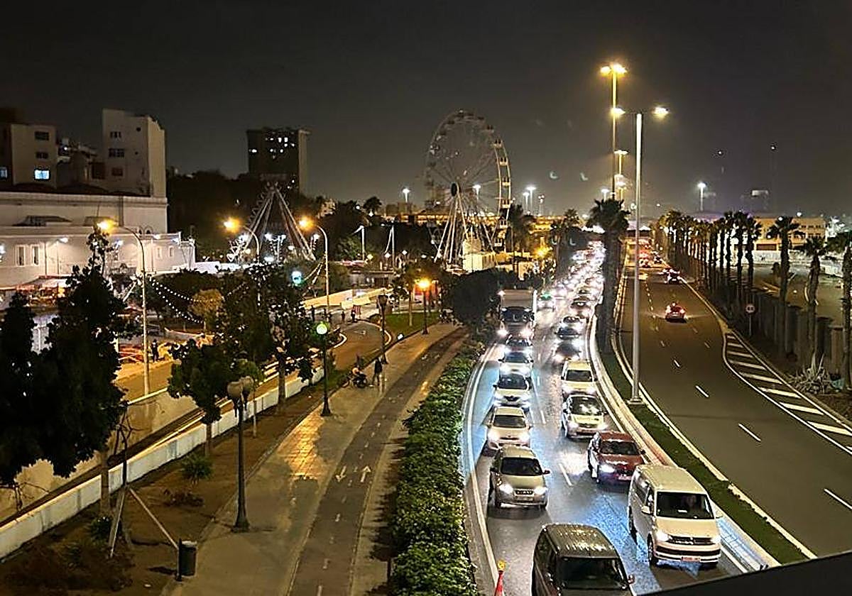 El carnaval convierte La Isleta en un laberinto y atasca sus calles interiores