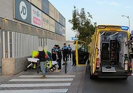 Imagen del trasladado a un centro hospitalario de la persona lesionada.