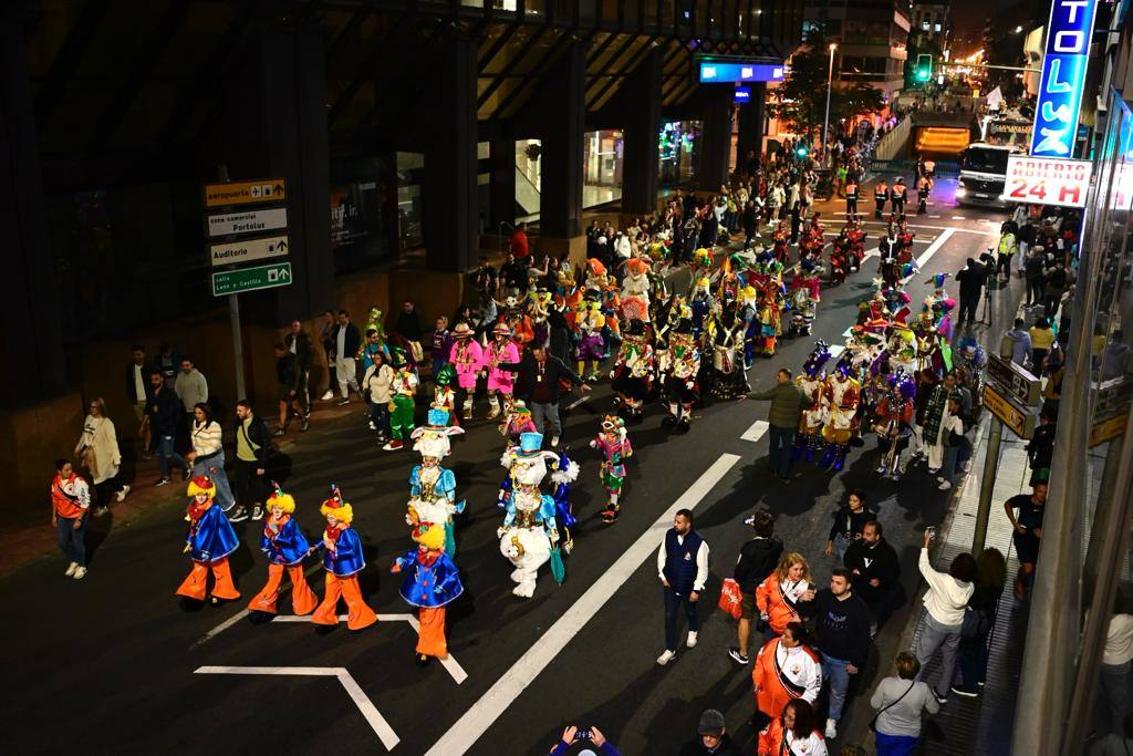 Arranca el carnaval de Las Palmas de Gran Canaria con el desfile anunciador