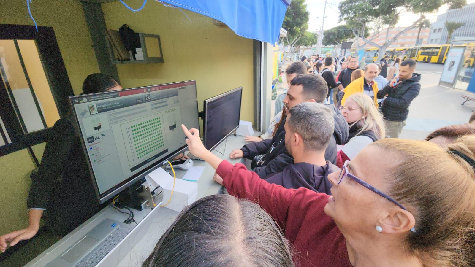Colas para las entradas de la gala drag, en imágenes