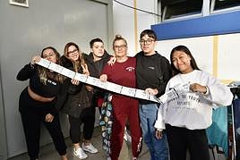 Colas para las entradas de la gala drag, en imágenes