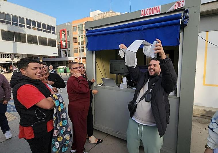 Caras de emoción por asistir a la preselección de la gala drag del carnaval de las Palmas de Gran Canaria.