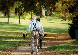 Dos personas mayores paseando.