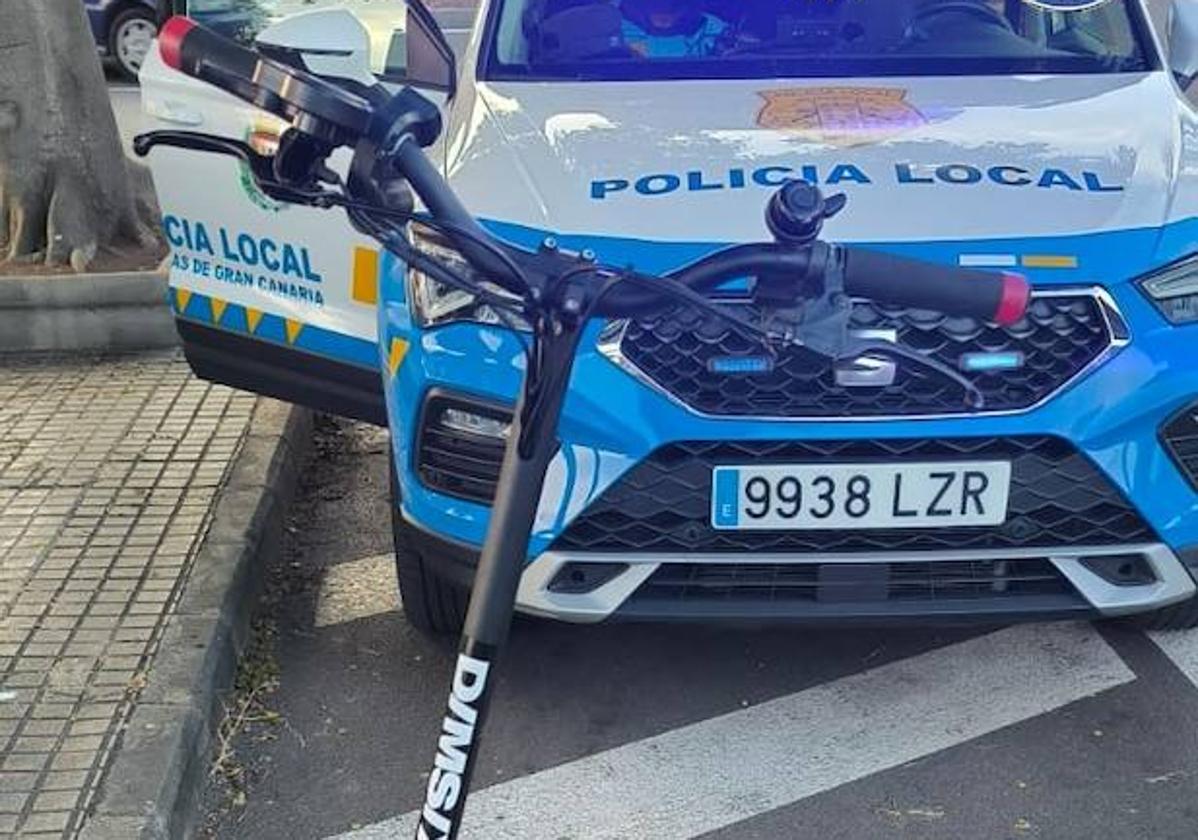 El conductor de una patineta no respeta las señales de tráfico y choca contra un turismo