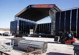 Vista de la parcela de Agramar, con el escenario carnavalero.