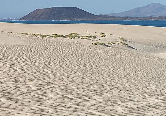 Dunas de Corralejo, con Lobos y Lanzarote al fondo.