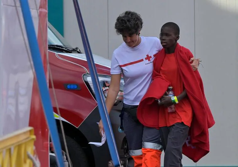Salvamento Marítimo ha dirigido este lunes al muelle de La Restinga (El Hierro) a 122 inmigrantes