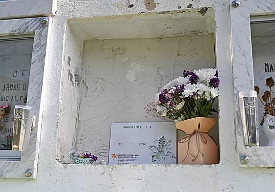 Imagen del sepelio del migrante que falleció en un cayuco que fue rescatado el pasado domingo en aguas cercanas a la isla de El Hierro con 65 personas a bordo. Tenía poco más de 20 años.